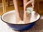 Begini Cara Mudah Atasi Kulit Kaki Kusam dengan Garam