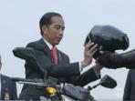 Simpel & Berwarna Polos, Helm yang Dipakai Jokowi Ternyata Produk Kelas Dunia, Ini Merk & Harga Resminya
