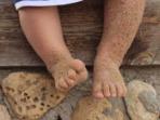 Tak Perlu Khawatir Lihat Anak Tak Pakai Alas Kaki, Ini Manfaat yang Bisa Didapatkan 