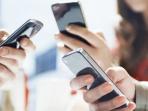 Waspadalah! Selain Terkena Radiasi, Ini Bahaya Pegang HP Terlalu Lama