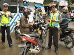Denda Gak Punya SIM atau Gak Bawa SIM saat Kena Tilang Polisi Berbeda, Segini Biayanya!