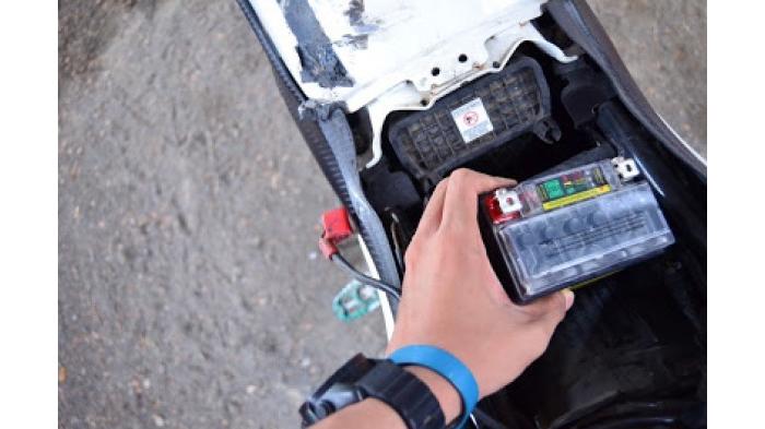 Ingin Aki Motor Awet Lebih Lama? Lakukan Cara Ini Saat Memasangnya