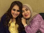 Intip Gaya Ibunda Ayu Ting Ting Saat Pergi Kondangan dengan Menenteng Tas Mahal
