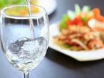 Tak Boleh Kurang atau Berlebihan, Ini Aturan Minum Air Putih Setelah Makan