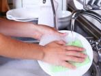 8 Kesalahan yang Sering Dilakukan Ketika Cuci Piring