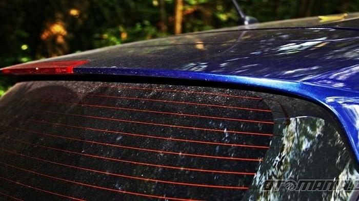 Bukan Variasi, Ini Fungsi Utama Garis Horizontal yang ada di Kaca Belakang Mobil