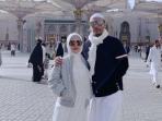 Intip Deretan Tas Mahal yang Dipakai Adik Syahrini Saat Umroh
