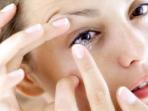 Tak Usah Panik, Ini 4 Cara Aman Keluarkan Softlens yang Nyangkut di Mata