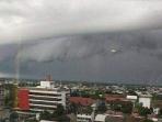 Viral Awan Berbentuk Gelombang Tsunami di Langit Makassar, BMKG Ungkap Bahayanya