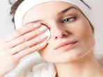Bikin Rambut Berkilau hingga Jadi Make Up Remover, Ini 5 Manfaat Baby Oil 