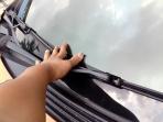 Fungsi Wiper Mobil Diangkat Saat Parkir Dibawah Sinar Matahari yang Terik