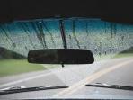 Intip Cara Mengatasi Kaca Mobil yang Berembun karena Hujan Pakai Bahan Ini
