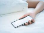 Ketahui, Ini Bahaya yang Mengintai Saat Meletakkan HP di Tempat Tidur