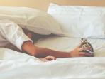Memicu Stress dan Kecemasan, 5 Efek Negatif Terlalu Sering Rebahan 