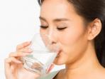 Minum Air Putih Setelah Bangun Tidur, Rasakan 8 Manfaatnya
