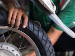 Tak Boleh Sembarangan, Ini Cara Benar Tambal Ban Tubeless Motor