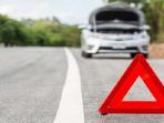  Simak Aturan Pemasangan Segitiga Pengaman Saat Mobil Mogok di Jalan
