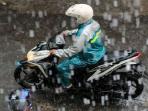 Agar Tetap Aman Dijalan, Perhatikan Hal Ini Saat Naik Motor di Musim Hujan
