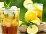 Berbahaya, Hentikan Kebiasaan Menambahkan Irisan Lemon ke Gelas