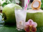Meski Menyehatkan, Waspadai 10 Efek Samping Minum Air Kelapa Terlalu Sering