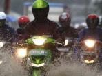 Motor Anda Gampang Mogok Saat Hujan? Jangan Panik, Coba Cek Bagian Ini