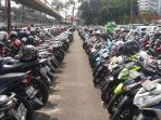 Sering Dibedakan, Ini Penjelasan Adanya Perbedaan Tempat Parkir Mobil dan Motor di Parkiran Dalam Mall atau Pusat Perbelanjaan Lainnya