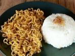 Sering Makan Mie Instan dengan Nasi? Ketahui Bahaya Besar untuk Kesehatan