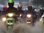 3 Hal yang Harus Diperhatikan Sebelum Berkendara di Musim Hujan