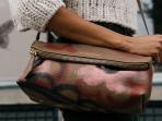 6 Barang yang Wajib Ada di Tas Cewek Ketika Berpergian 