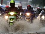 6 Hal yang Tak Boleh Para Pemotor Lakukan Saat Berkendara di Musim Hujan