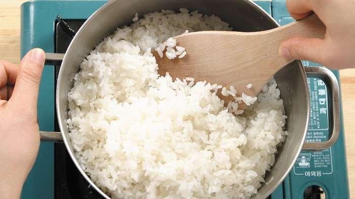 Apa Bedanya Memasak Nasi Menggunakan Air Medidih dengan Biasa? Ini Penjelasannya