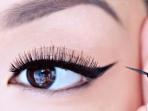 Girls, Begini Nih Tips Gambar Eyeliner Sesuai Bentuk Mata Kamu