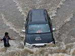 Jakarta Banjir, Ikuti 9 Langkah Tetap Aman saat Menerjang Naik Mobil
