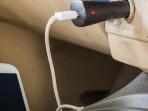 Perhatikan 4 Hal Ini Agar Terhindar dari Bahaya Jika Sering Charge HP di Mobil