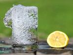 Rasakan 5 Manfaat Ini Esok Hari Saat Minum Air Lemon Hangat Sebelum Tidur