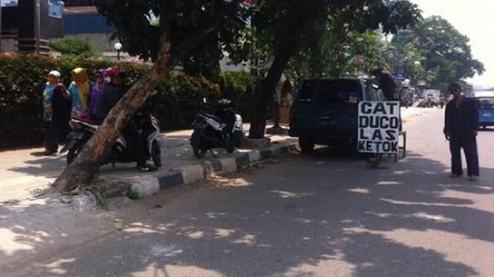 Sering Nemuin Tulisan Cat Duco di Pinggir Jalan? Ternyata Ini Asal Muasalnya