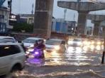 Simak 9 Tips Menerjang Banjir dengan Mobil Bekas Agar Tetap Aman Berkendara