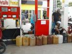 Waspadai Bahaya Beli Bensin Pakai Jeriken Plastik di SPBU, Ini Aturannya