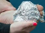 3 Manfaat Kesehatan yang Bisa Anda Dapatkan Jika Membungkus Kaki dengan Aluminium Foil