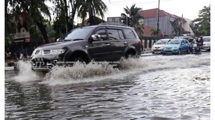 3 Rekomendasi Mobil SUV Ini Aman untuk Terjang Banjir