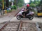 4 Trik Aman Melintasi Rel Kereta Api Bagi Pengendara Motor Matic