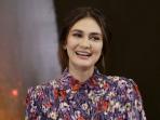 Biasa Tampil Mewah, Luna Maya Pakai Kaos Harga Ratusan Ribu Rupiah