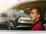 Selain Bikin Interior Kotor, Ini Efek Buruk Lain Merokok dalam Mobil 