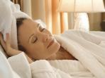 Sering Diabaikan, Inilah 7 Efek Negatif Tidur dengan Rambut Basah Bagi Kesehatan Anda