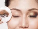 Tak Perlu Beli Makeup Remover, 4 Bahan Alami Ini Bisa untuk Bersihkan Sisa Makeup