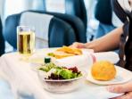 7 Makanan & Minuman yang Sangat Tak Disarankan Dikonsumsi di Pesawat karena Alasan Buruk Ini