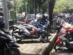 Belum Banyak yang Tahu, Begini Trik Mudah & Murah Cegah Motor Baret Saat di Parkiran Umum