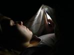 Benarkah Gunakan Smartphone dalam Keadaan Gelap Dapat Merusak Mata? Ini Fakta yang Sebenarnya