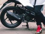 Cara Mudah Bikin Standar Tengah Motor Befungsi Lancar Saat Macet Mendadak