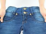 Cara Mudah Kembalikan Bentuk Celana Jeans yang Melar atau Menyempit